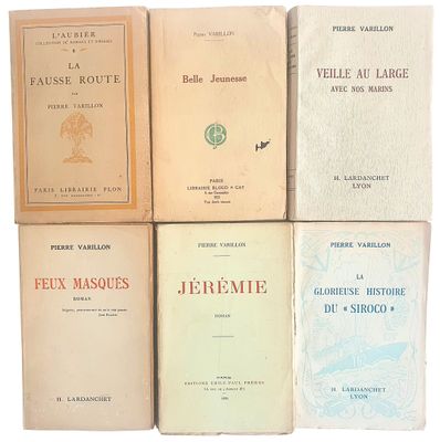 plusieurs livres sont empilés sur une surface blanche