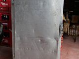 une armoire métallique à roulettes dans un garage
