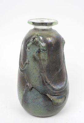 un vase vert orné d'une image représentant une femme