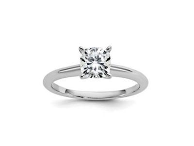 bague de fiançailles en or blanc ornée d'un diamant rond de taille brillant