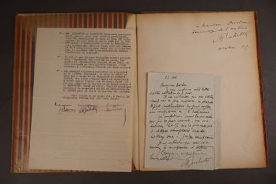 un livre ouvert sur lequel se trouve une feuille de papier
