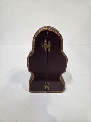 Etui de forme mouvementé en chagrin bourgogne doré, légèreme…