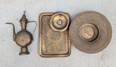 un petit plateau sur lequel se trouvent une théière et une tasse à thé