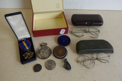 un grand nombre d'objets posés sur une table