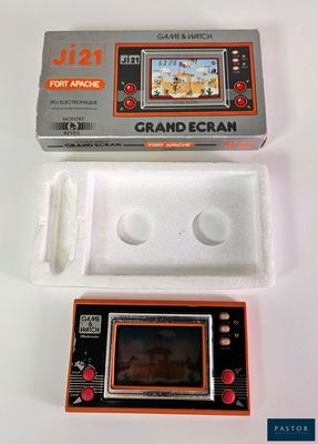 un petit jeu qui se trouve dans une boîte posée sur la table