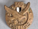 une image représentant une broche en or ornée d'un oiseau