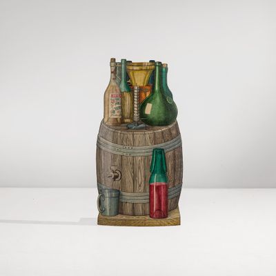 un tonneau en bois sur lequel sont empilées des bouteilles
