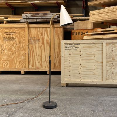 une lampe qui se trouve sur un support dans une pièce