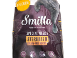 un sac de nourriture pour chat posé sur une surface blanche