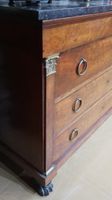 Commode Empire à pieds griffés, pilastres et plateau de marb… (photo 4)