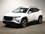 le SUV blanc est garé dans une pièce au sol en damier