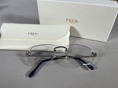 une paire de lunettes dans une boîte blanche avec un étui blanc
