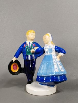 une figurine représentant un homme et une femme tenant un disque vinyle