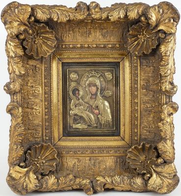 un cadre doré richement décoré, dans lequel se trouve un tableau représentant la Vierge à l'Enfant