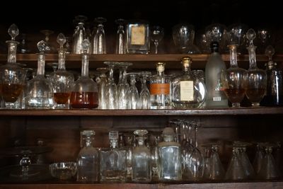 Ensemble de bibelots dans le buffet : flacons, carafes, cloc… - Photo 1