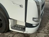 un gros camion blanc garé sur un parking