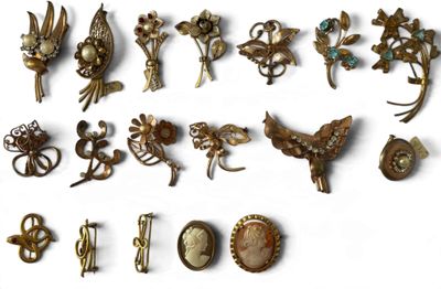 de nombreux types de broches, présentées sur un fond blanc