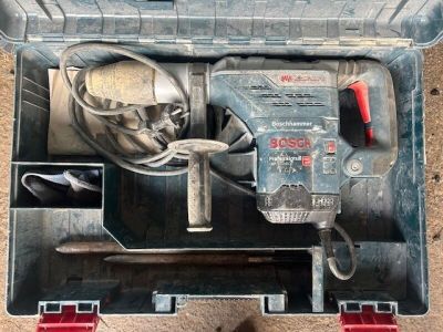 une boîte à outils contenant des outils, posée sur le sol