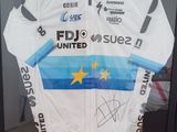 photo encadrée d'un maillot signé par l'équipe à l'occasion du Tour de France 2010