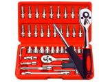 trousse à outils dans un étui rouge contenant des outils, sur fond blanc