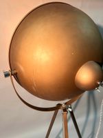 *Lampadaire en métal peint couleur bronze, sur trépied déplo… (photo 4)