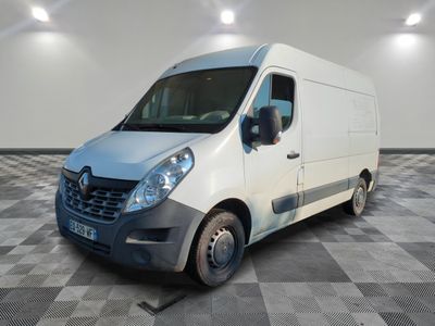 la photo d'une camionnette blanche garée dans une pièce