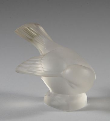 deux oiseaux en verre posés l'un à côté de l'autre