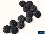 de nombreux boutons en plastique noir sur une surface blanche