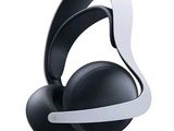 Le casque est noir et blanc, avec une bande blanche.