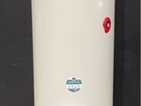 un chauffe-eau blanc posé sur un sol carrelé
