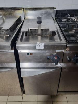 deux friteuses sur la cuisinière de la cuisine