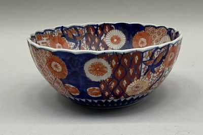 un bol bleu orné de motifs orange et blancs