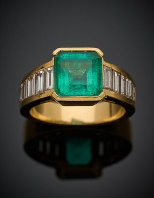 une bague en émeraude et diamant