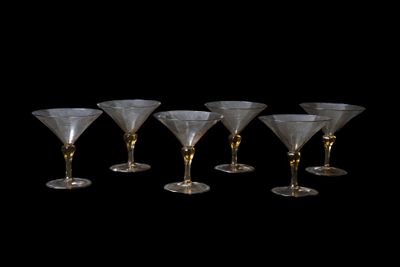 six verres à vin sont alignés sur fond noir