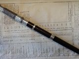 un stylo posé sur une feuille de papier