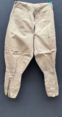 un vieux pantalon suspendu à une corde à linge fixée au mur