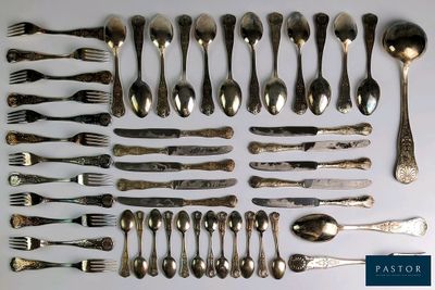 un grand nombre de cuillères et de fourchettes disposées sur une table