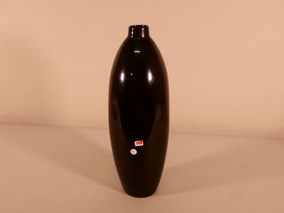 un vase noir posé sur une table