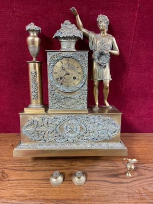 une horloge posée sur une table en bois