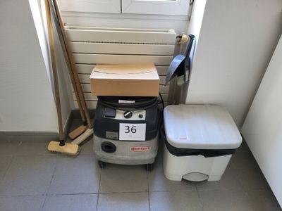 une poubelle posée à côté d'une autre poubelle dans un coin de la pièce