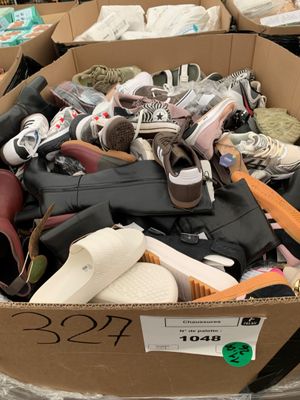 une boîte en carton remplie de chaussures et d'autres objets