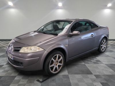 une image représentant une voiture garée sur un sol à damier