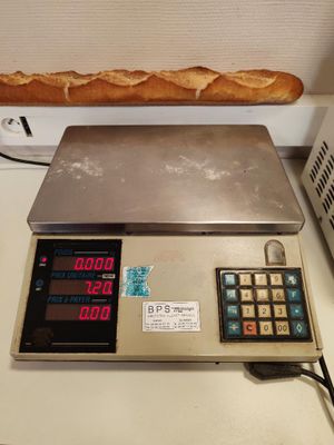 une image représentant une balance sur laquelle est posée une baguette