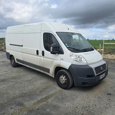 une camionnette blanche garée dans un parking