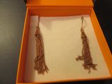 une paire de boucles d'oreilles dans une boîte posée sur une table