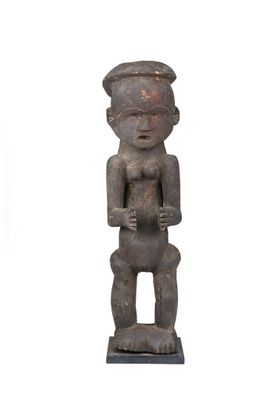 l'image d'une statue d'un homme avec un chapeau sur la tête