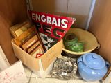 une boîte remplie d'objets posés sur le sol