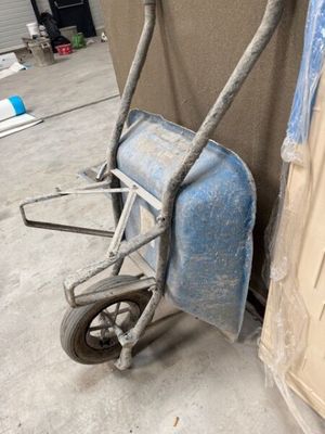 un chariot posé contre un mur