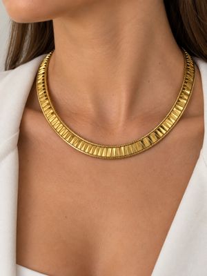une femme portant un collier et des boucles d'oreilles en or