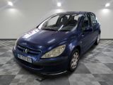 la photo d'une voiture bleue garée dans un garage